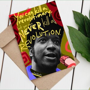 Puede incluir: Tarjeta de felicitaci&oacute;n con un retrato en blanco y negro de Fred Hampton y la cita "You can kill a revolutionary, but you can NEVER kill a REVOLUTION." La tarjeta tiene un dise&ntilde;o colorido con acentos rojos, amarillos y verdes, en un sobre marr&oacute;n.