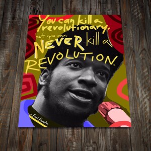 Puede incluir: P&oacute;ster con un retrato en blanco y negro de Fred Hampton y la cita: "Puedes matar a un revolucionario, pero NUNCA puedes matar una REVOLUCI&Oacute;N." El fondo tiene formas rojas, verdes y amarillas.