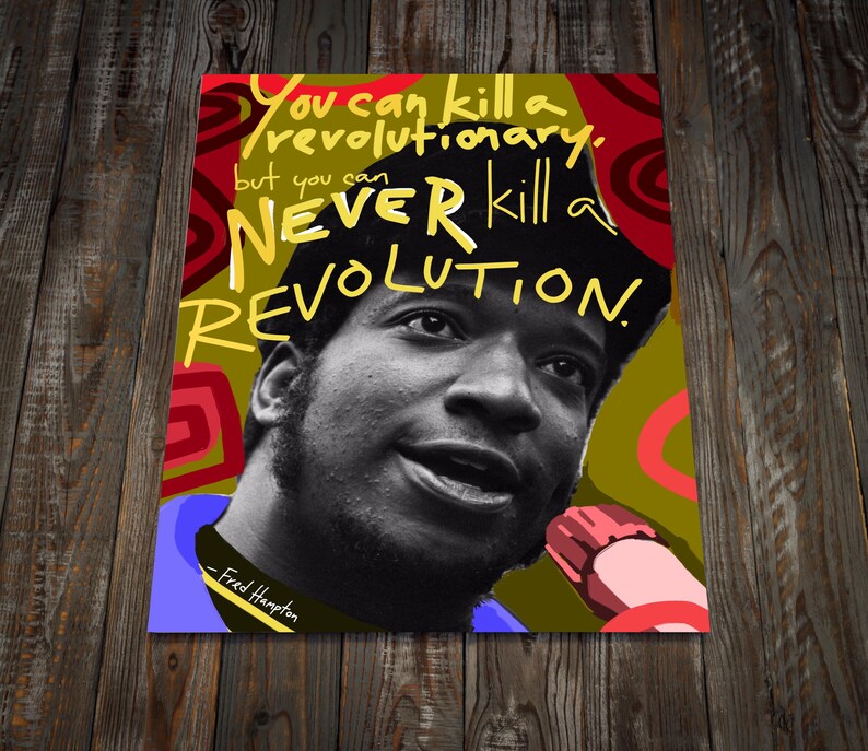 Puede incluir: P&oacute;ster con un retrato en blanco y negro de Fred Hampton y la cita: "Puedes matar a un revolucionario, pero NUNCA puedes matar una REVOLUCI&Oacute;N." El fondo tiene formas rojas, verdes y amarillas.