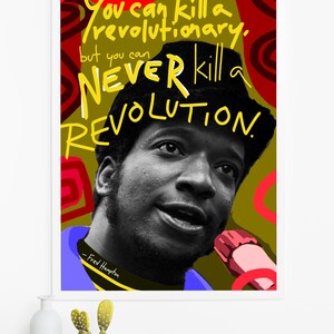 Puede incluir: Una impresi&oacute;n art&iacute;stica enmarcada con un retrato en blanco y negro de Fred Hampton y la cita "You can kill a revolutionary, but you can NEVER kill a revolution." El fondo es verde oliva con acentos rojos y amarillos.