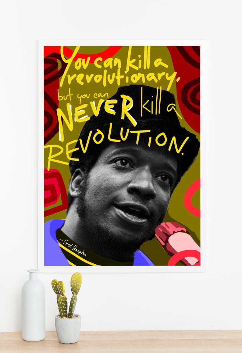 Puede incluir: Una impresi&oacute;n art&iacute;stica enmarcada con un retrato en blanco y negro de Fred Hampton y la cita "You can kill a revolutionary, but you can NEVER kill a revolution." El fondo es verde oliva con acentos rojos y amarillos.