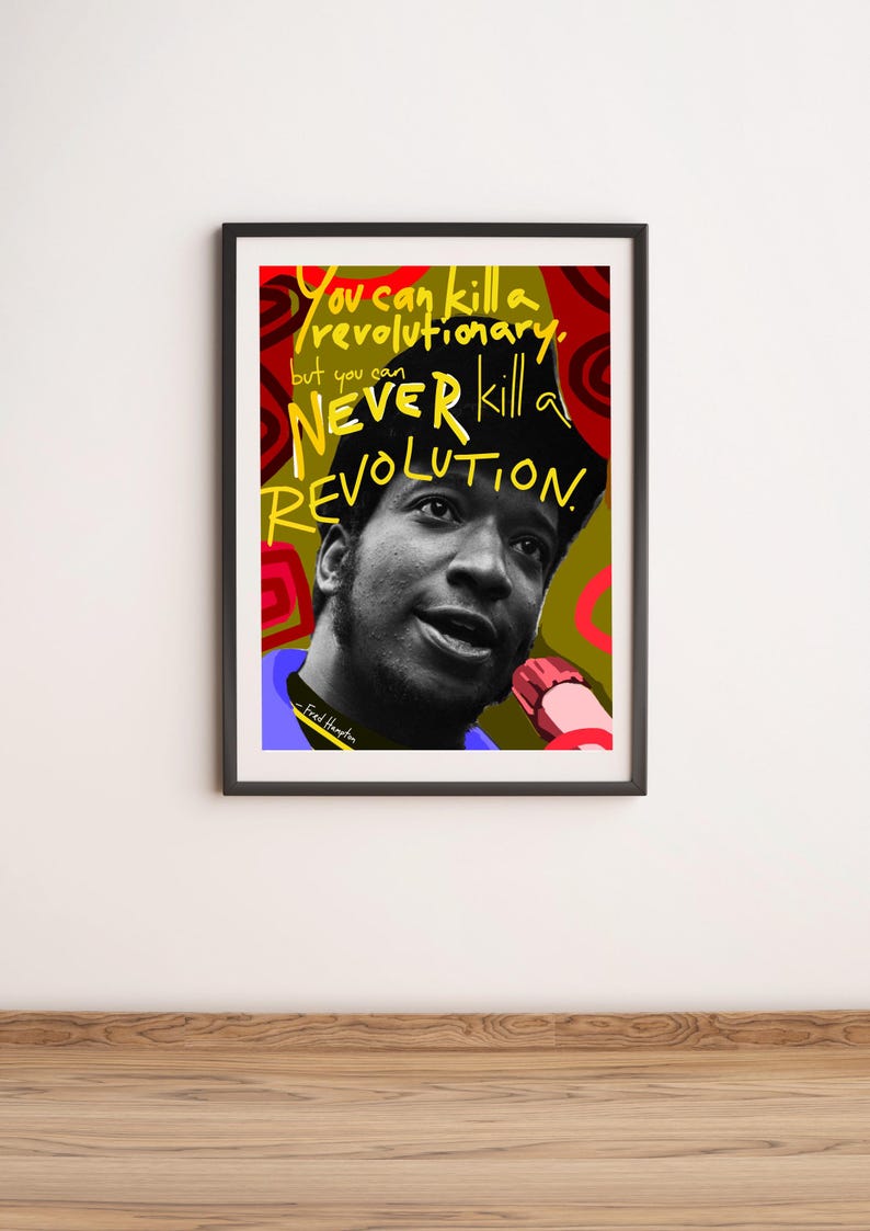 Puede incluir: Impresi&oacute;n art&iacute;stica enmarcada con un retrato en blanco y negro de un hombre y la cita "You can kill a revolutionary, but you can NEVER kill a REVOLUTION." El fondo tiene formas abstractas rojas, amarillas y verdes. La impresi&oacute;n est&aacute; en un marco negro.