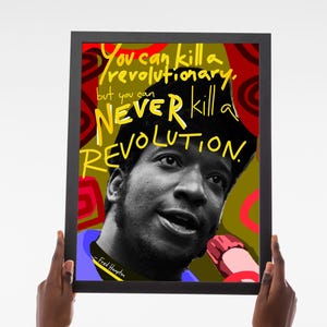 Puede incluir: Impresi&oacute;n art&iacute;stica enmarcada con un retrato en blanco y negro y la cita: "Puedes matar a un revolucionario, pero NUNCA puedes matar una REVOLUCI&Oacute;N". La obra de arte tiene un fondo colorido y est&aacute; sostenida por manos.