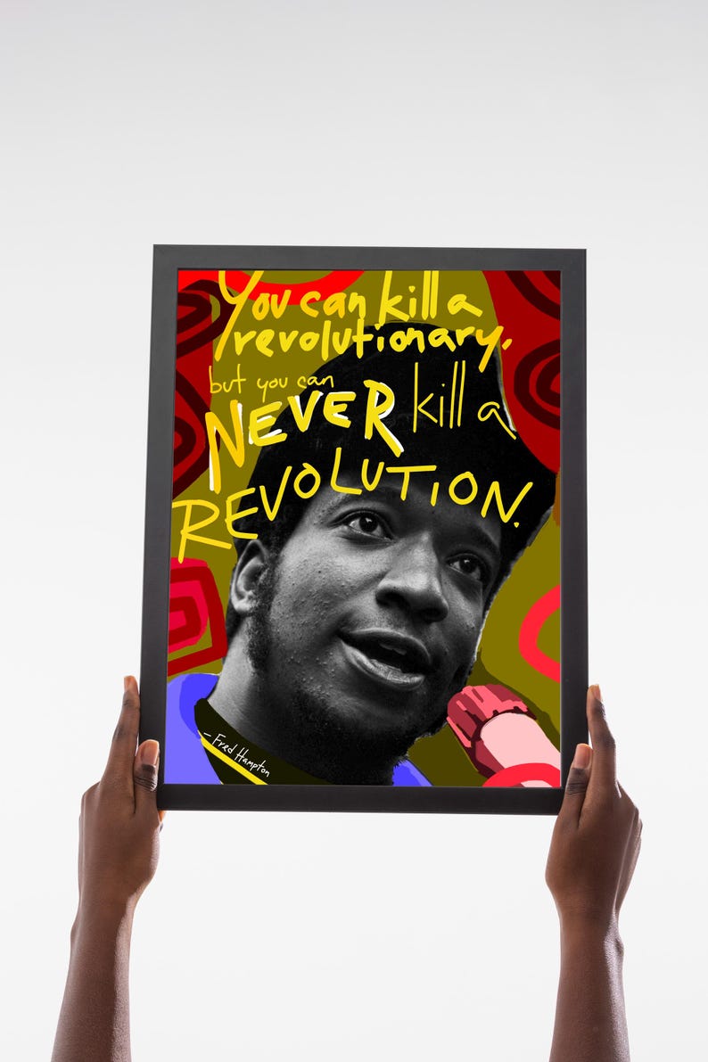 Puede incluir: Impresi&oacute;n art&iacute;stica enmarcada con un retrato en blanco y negro y la cita: "Puedes matar a un revolucionario, pero NUNCA puedes matar una REVOLUCI&Oacute;N". La obra de arte tiene un fondo colorido y est&aacute; sostenida por manos.