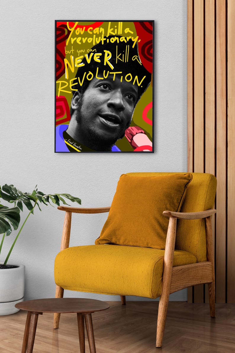 Puede incluir: Un cuadro enmarcado con un retrato en blanco y negro y el texto "You can kill a revolutionary, but you can NEVER kill a REVOLUTION." El cuadro est&aacute; sobre una silla amarilla con un coj&iacute;n a juego.