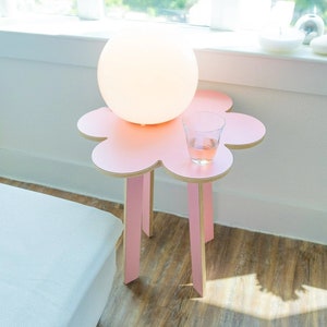 Table d'appoint rose, Décoration rose, Table ondulée, Meubles ondulés, Table fleurie, Jolie table, Table de chevet image 1