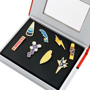 Juego de insignias de gimnasio de la región de Teselia: pines esmaltados coleccionables en una caja de regalo con exhibición