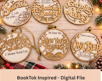 Puede incluir: Seis adornos navideños circulares de madera con centros blancos y cordones dorados. Cada uno presenta textos cortados con láser, incluyendo frases como Santa I can fix him, All I want for Christmas is a Shadow Daddy, Enemies to lovers, Naughty List, When You're Reading y One Bed.