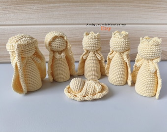 Könnte beinhalten: Handgefertigtes Häkel-Weihnachtskrippenset in cremefarben. Das Set enthält Figuren von Maria, Josef, Jesuskind in einer Krippe und drei Königen mit Kronen. Der Etsy-Shop-Name "AmigurumisMonterrey" ist sichtbar.