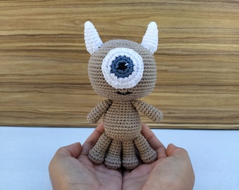 Schema all'uncinetto Little Mikey, schema Monsters & Co., schema alieno, mostro amigurumi, bambola mostro, baby mostro, baby alieno, bambola aliena