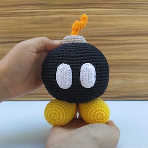 Schema Bob Omb all'uncinetto, Super Mario all'uncinetto, Bomb Mario Bros Amigurumi, Schema Mario, Mario Plus, Super Mario, Mario Bros, Mario immagine 5