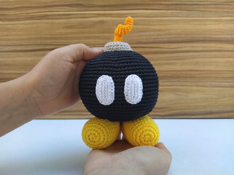 Schema Bob Omb all'uncinetto, Super Mario all'uncinetto, Bomb Mario Bros Amigurumi, Schema Mario, Mario Plus, Super Mario, Mario Bros, Mario immagine 5