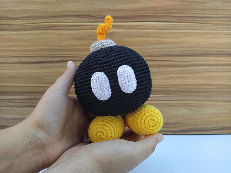 Schema Bob Omb all'uncinetto, Super Mario all'uncinetto, Bomb Mario Bros Amigurumi, Schema Mario, Mario Plus, Super Mario, Mario Bros, Mario immagine 10