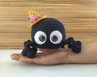 Patrón de crochet de araña negra con sombrero de bruja en PDF: Tutorial de amigurumi de Halloween - Instrucciones en inglés y español