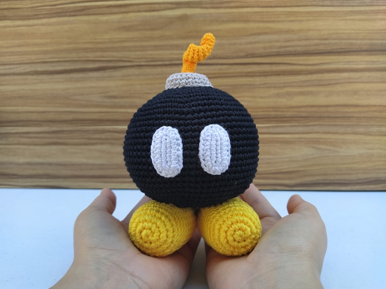 Schema Bob Omb all'uncinetto, Super Mario all'uncinetto, Bomb Mario Bros Amigurumi, Schema Mario, Mario Plus, Super Mario, Mario Bros, Mario immagine 1