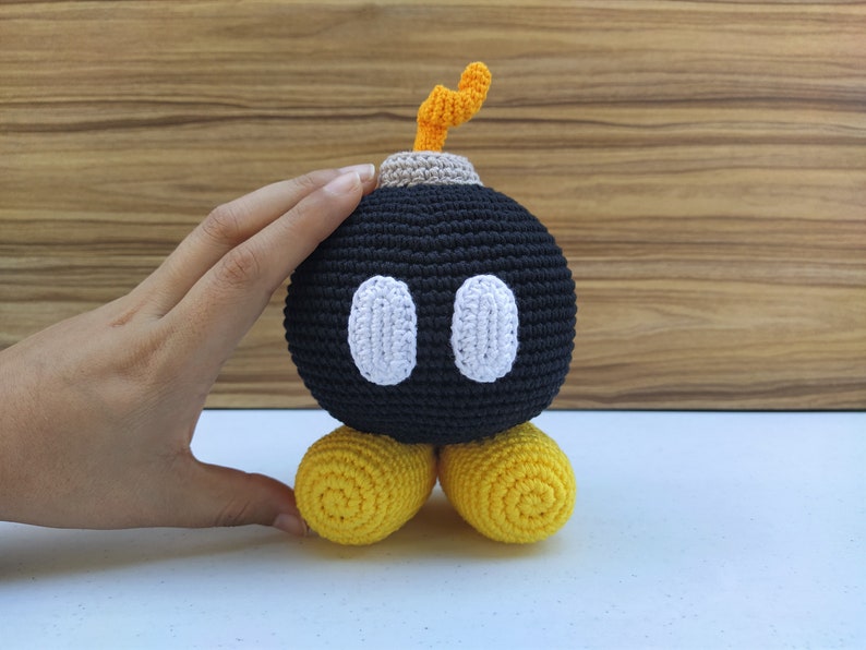 Schema Bob Omb all'uncinetto, Super Mario all'uncinetto, Bomb Mario Bros Amigurumi, Schema Mario, Mario Plus, Super Mario, Mario Bros, Mario immagine 7