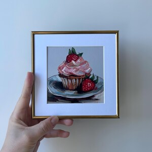 Pintura al óleo original de un lindo cupcake con fresas, deliciosa pintura, arte de pared enmarcado de 6 x 6 pulgadas, naturaleza muerta