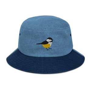 Bob mésange à calotte noire brodée | Chapeau mésange | Art de la mésange | Broderie | Nerd d'oiseau | Oeuvres d'art pour ornithologues amateurs | Art d'oiseau | Cadeau oiseau