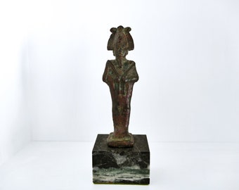 Starożytna egipska figura z brązu przedstawiająca Ozyrysa – okres późny, ok. 626–323 p.n.e. (wysokość 14,7 cm)