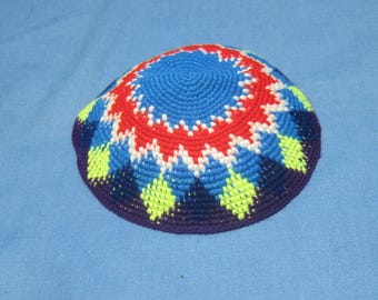 Kippah all'uncinetto Abayudayah da 15 cm: motivo a stella blu, artigianato ebraico ugandese.