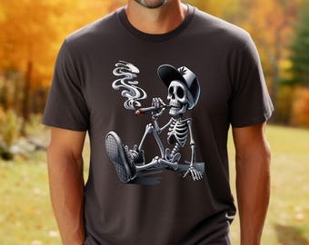Esqueleto fumando porro en el césped, divertida camiseta de esqueleto relajante, camiseta divertida, camiseta gráfica de Lazy Bones, regalo relajante para él y para ella
