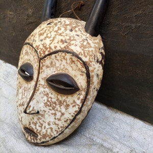 Original Vintage Rega Tribe &quot;Horned Face&quot; Tribal Mask DRC Africa White Beige Black Wood Art Carving Antique Wall Hanging Deco USED