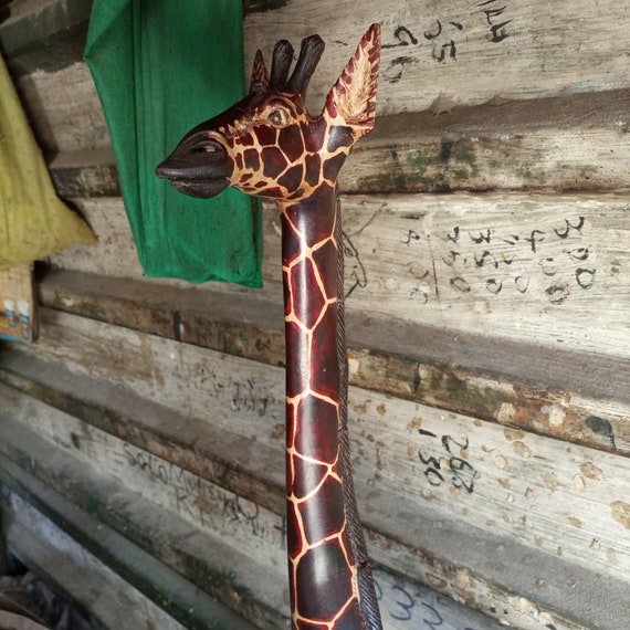 ペイントされた背の高いキリンのサファリ動物の木彫りオリジナルカンバ