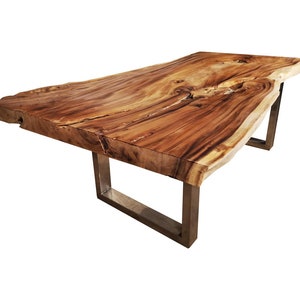 Mesa de comedor con borde natural, cubierta de madera de acacia, muebles originales de Kenia, África, tallados a mano, estilo art déco, color natural, con patas de metal, color negro y marrón.