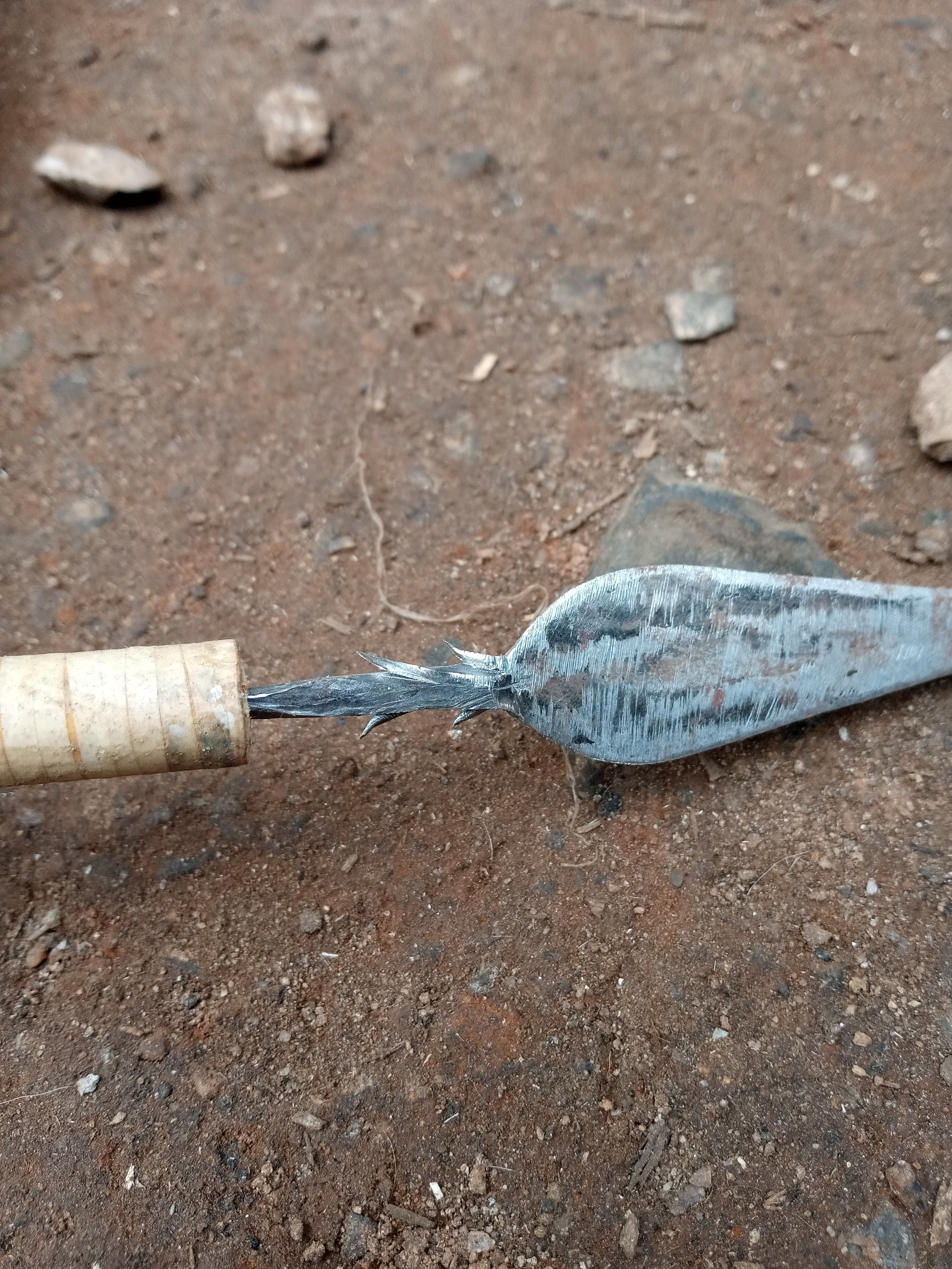 carquois africain ancien en peau avec flèches en bambou et