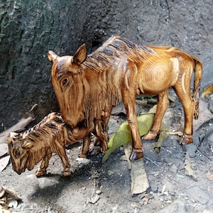 Original Jacaranda Wildebeast Buffalo & Baby Handmade 1PC Afrikanische Kunst Carving Tischboden Regal Dekoration Beige Oder Wählen Sie Palisander Eisenholz