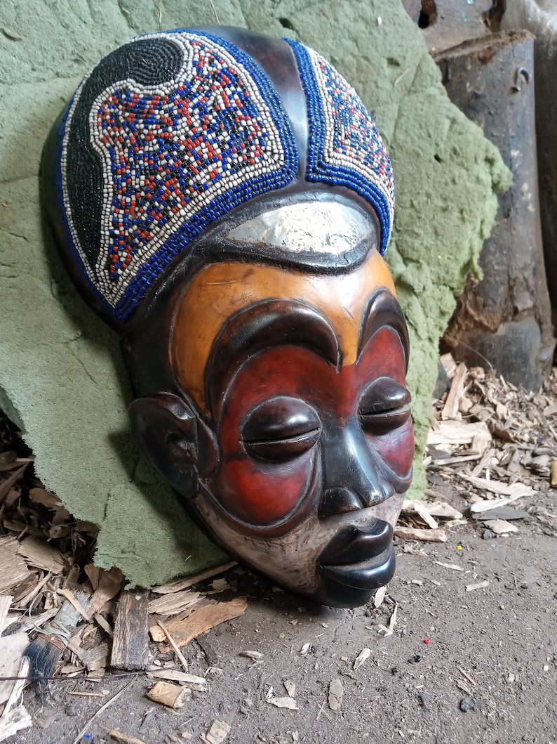 Afrikaans wandmasker, vintage stijl, Bahule zilver design, rood blauw wit, handgesneden houten masker, boho global wanddecoratie, uit Congo