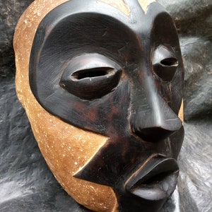 Boa Tribe Mask DRC Africa Primitive Wood Carving Congolese Art Deco Africa Wall Hanging Antique Black Tan Zig Zag Pattern Unique 1990&#39;s