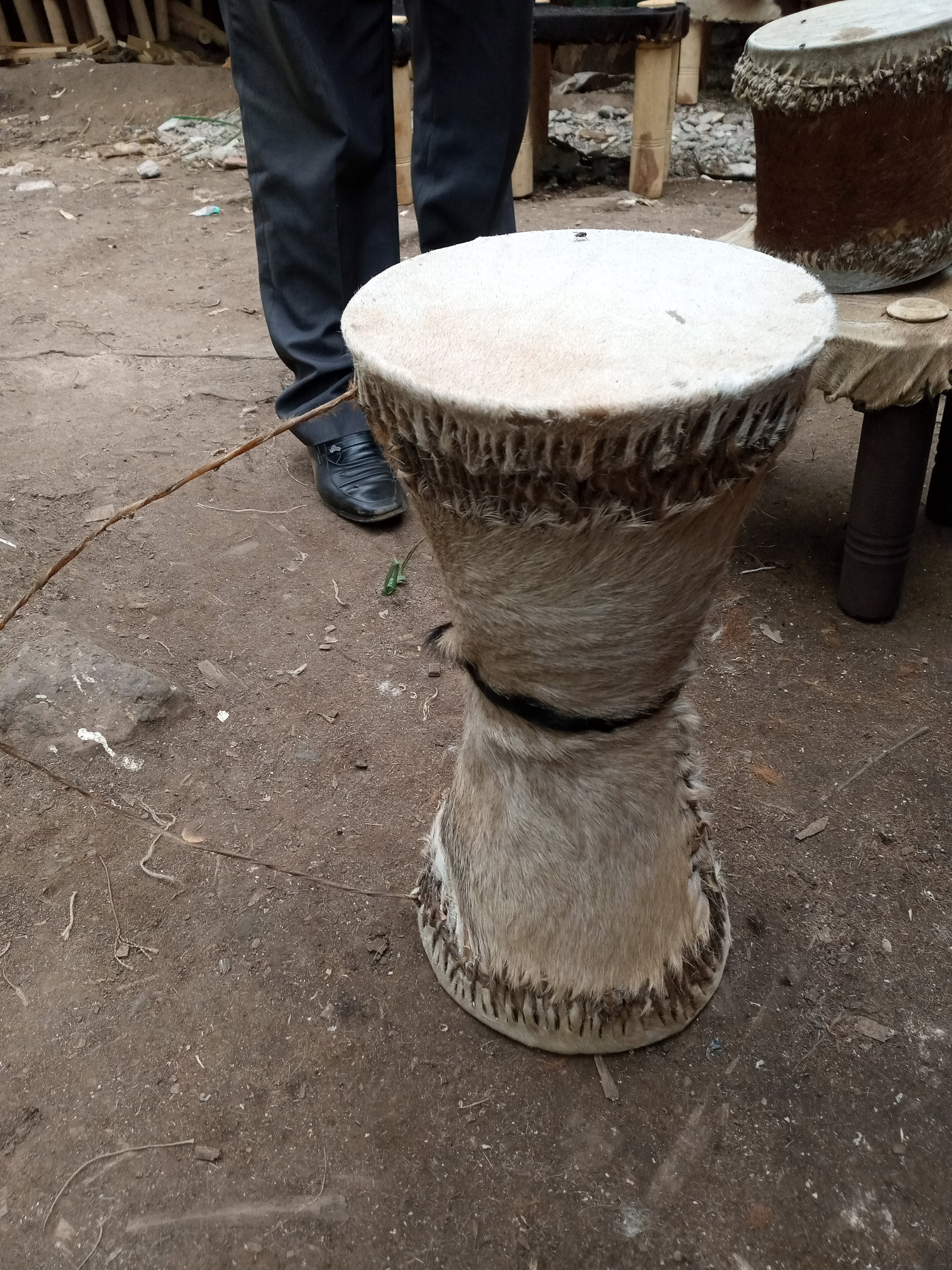 Doppel Bongo Beistelltisch Trommel Original Rindsleder Leder Funktionsinstrument Kenia Afrika Braun Weiß Schwarz Kunst Sie Wählen Farbe Boden Deco