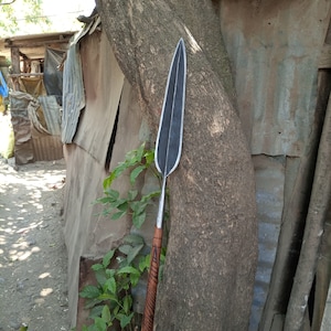 70 IN Maasai Spear Original Voll funktionsfähige Handarbeit Kenia Afrika Holz Mittelgewicht Stahl Rindsleder Bedeckt Scharfe Jagd Tierspiel Perlen Deco