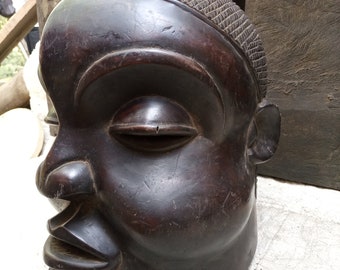 Casco con máscara de la tribu Suku, República Democrática del Congo, África. Pieza original de madera tallada, totalmente funcional, estilo congoleño vintage.