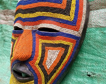 Máscara vintage original de la tribu Luba, naranja, amarillo, rojo, blanco, negro, cuentas azules, RDC, África, talla de madera, colgante de pared antiguo, Art Déco, años 70 y 80