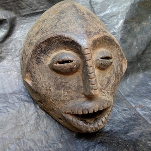 Seltene Nyindu Tribal Maske Vintage Handgeschnitzt Primitiv Original Antikes kongolesisches Holz Funktionales Kunstobjekt Afrika Wanddekoration