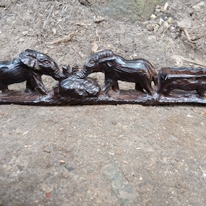 Porte-cartes de visite en bois de noir/palissandre Kenya Africa Original tribu Kamba sculpté à la main éléphant rhinocéros étagère de table objet d'art moderne