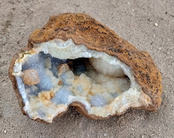 Fluorit und Druzy auf blauem Leuchtstein, Saphir-Chalcedon-Geode, natürliche Heilkristalle, rosa-blau, große Tischdekoration