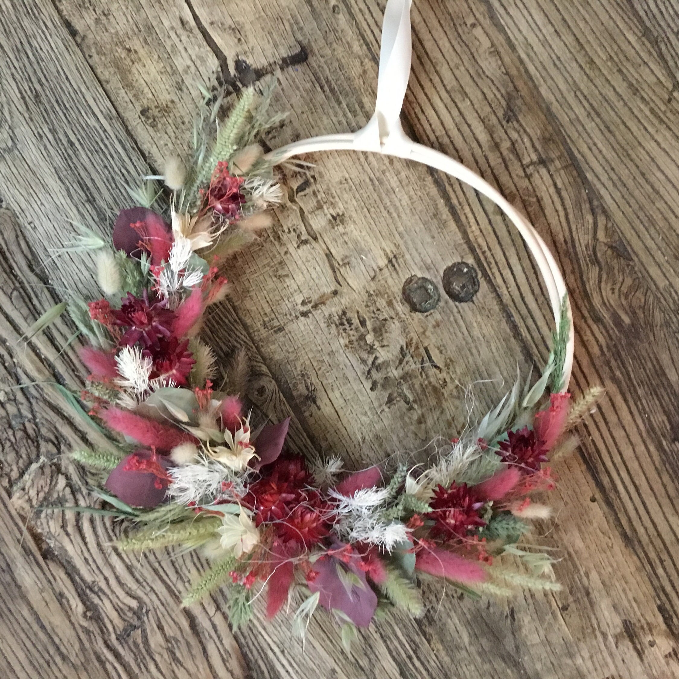 Couronne Murale Rouge de Fleurs Séchées et Stabilisées, Couronne Décorative Naturelle Bohème Magenta