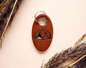 Llavero artesanal con símbolo de glamping. Llavero para casa de vacaciones. Decoración de camping de lujo con cúpula.