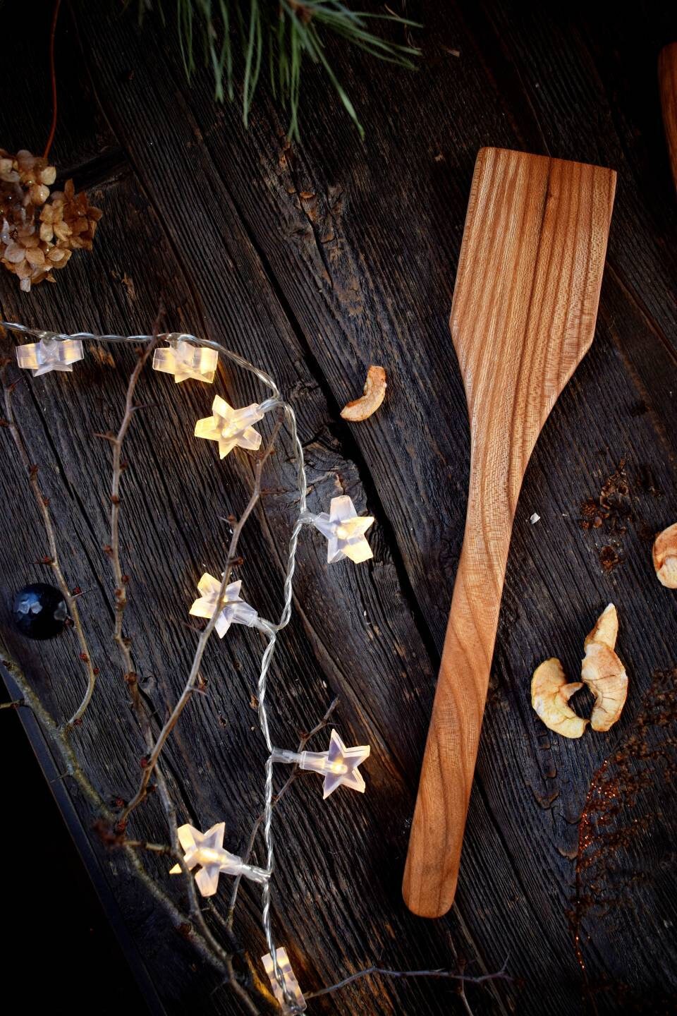 spatule de cuisine en bois faite main. fabriqué à partir d'orme. sculpté la main env. 12, 5" spatule crêpes."