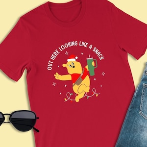 Kubuś Puchatek Świąteczna koszulka, Out Here Wyglądający jak przekąska, Kubuś Puchatek Świąteczny strój, Odzież na sezon świąteczny, Disney Family Vacation Tshirt
