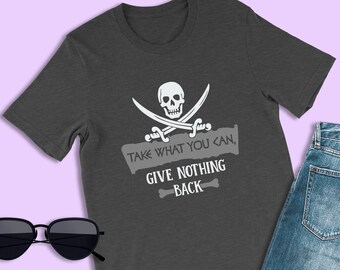 Op de afbeelding: Een donkergrijs T-shirt met een witte schedel en gekruiste botten afbeelding. De tekst "TAKE WHAT YOU CAN, GIVE NOTHING BACK" is onder de afbeelding gedrukt.