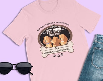 Puede incluir: Una camiseta rosa claro con un gráfico de perros, gafas de sol y vaqueros azules. La camiseta presenta un óvalo marrón con tres ilustraciones de perros y el texto "PET SHOP" y "BEST FRIEND FOREVER FOR YOUR LOVED ONES".