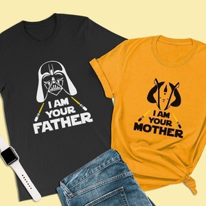 Op de afbeelding: Twee T-shirts met een Star Wars-thema. Het zwarte T-shirt heeft een witte afbeelding van Darth Vader met de tekst "Ik ben je vader". Het gele T-shirt heeft een witte afbeelding van een personage uit Star Wars met de tekst "Ik ben je moeder".