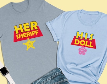 Maglietta coordinata Toy Story, il suo sceriffo, maglietta Woody, maglietta Toy Story Land, magliette Disney per coppie, abiti per la luna di miele Disney, Woody e Bo Peep