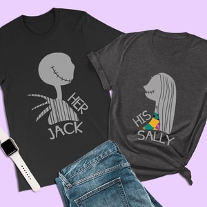 K&ouml;nnte beinhalten: Zwei schwarze T-Shirts mit einem grafischen Aufdruck von Jack und Sally aus dem Film Nightmare Before Christmas. Der Text auf den Shirts lautet "Her Jack" und "His Sally".