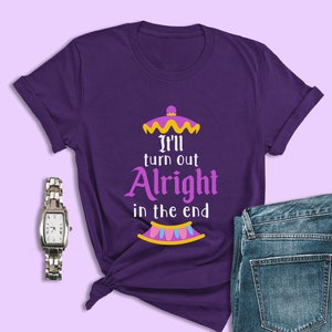 Puede incluir: Camiseta morada con un gráfico de una lámpara de genio y el texto "It'll turn out Alright in the end".