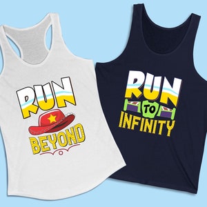 Puede incluir: Dos camisetas sin mangas con temática de Toy Story. Una camiseta blanca sin mangas dice "Run Beyond" con un sombrero de vaquero rojo y una estrella. La otra camiseta azul marino sin mangas dice "Run to Infinity" con un juguete alienígena verde.